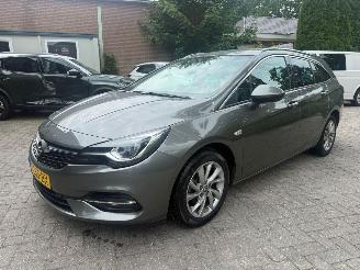 Vaurioauto  passenger cars Opel Astra SPORTS ELEGANCE 1.2 LUXE UITVOERING LEDER NAVI KEYLES STOELVERWARMING 2020/11