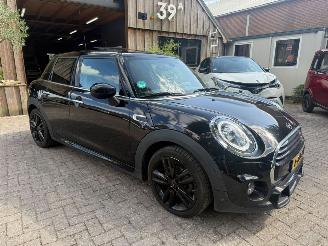 Schadeauto Mini Cooper 1.5 COOPER  AUT! PANO JWC PAKKET DEALER ONDERHOUDEN 2021/2