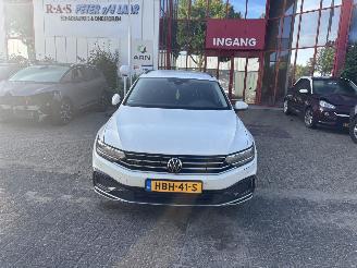 damaged passenger cars Volkswagen Passat 1.4 TSI PHEV GTE Business 2020/1