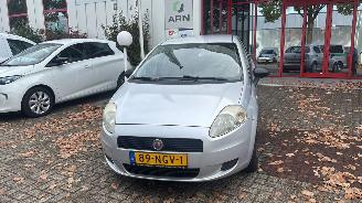 skadebil auto Fiat Punto 1.3 D Multijet 2010/9