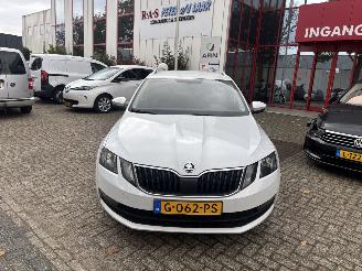 krockskadad bil auto Skoda Octavia 1.6 TDI GREENTECH CL 2019/11