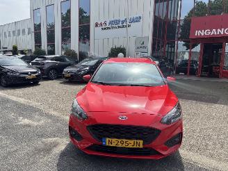 Unfallwagen Ford Focus 1.0 ECOBOOST HYB ST LINE X BUSINE 2021/10