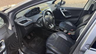Peugeot 2008 1.2 PURETECH BLUE LE picture 9
