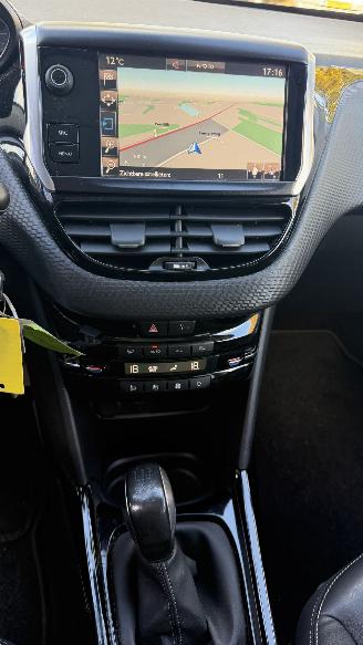 Peugeot 2008 1.2 PURETECH BLUE LE picture 14