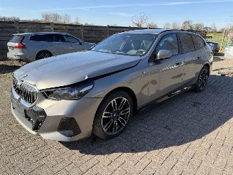 krockskadad bil auto BMW 5-serie 520 D Touring New Model 2025/1