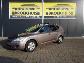 krockskadad bil auto Kia Cee d Sporty Wagon 1.4 CVVT X-ecutive 2010/12