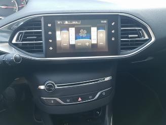 Peugeot 308 SW 1.2 PureTech Blue Lease Premium picture 16