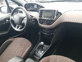 Peugeot 2008 1.2 VTi Active Pack Premium Automatic picture 15