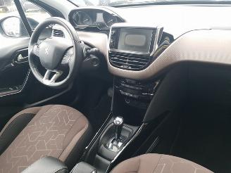 Peugeot 2008 1.2 VTi Active Pack Premium Automatic picture 15