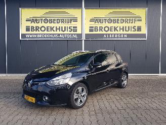 Vaurioauto  passenger cars Renault Clio Estate 0.9 TCe Night&Day 2015/1