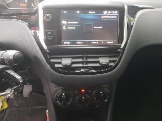 Peugeot 208 1.2 PureTech Signature picture 19