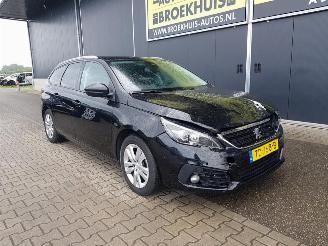 Peugeot 308 SW 1.2 PureTech Blue Lease Executive picture 6