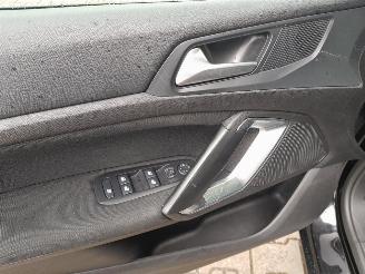 Peugeot 308 SW 1.2 PureTech Blue Lease Executive picture 25