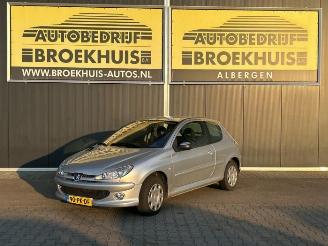Vrakbiler auto Peugeot 206 206 (2A/C/H/J/S), Hatchback, 1998 / 2012 1.4 16V 2004/7