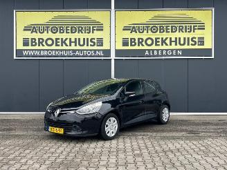 krockskadad bil auto Renault Clio 1.5 dCi ECO Expression 2015/1