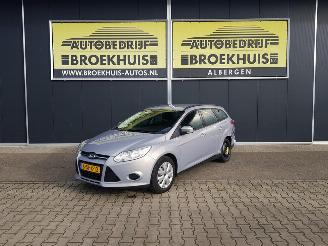 uszkodzony samochody osobowe Ford Focus Wagon 1.0 EcoBoost Trend 2013/10