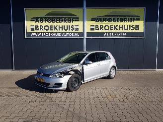 damaged passenger cars Volkswagen Golf 1.6 TDI Comfortline BlueMotion 2013/10