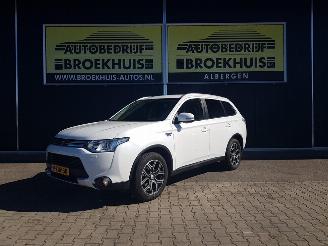 uszkodzony samochody osobowe Mitsubishi Outlander 2.0 PHEV Executive Edition X-Line 2014/12
