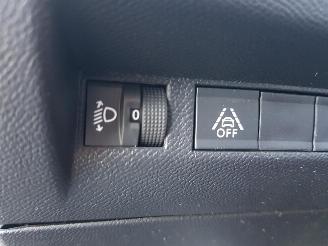Peugeot 2008 1.2 PureTech Active Pack picture 25