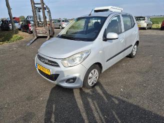 Vaurioauto  passenger cars Hyundai I-10 1.1i 12V 2012/6