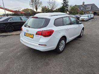 damaged passenger cars Opel Astra 1.7 CDTi 16V 2013/11