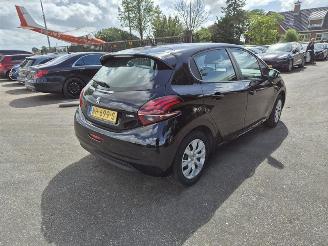 krockskadad bil auto Peugeot 208 1.2 Vti 2017/1