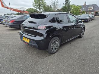 damaged passenger cars Peugeot 208 1.2 Vti 2021/11