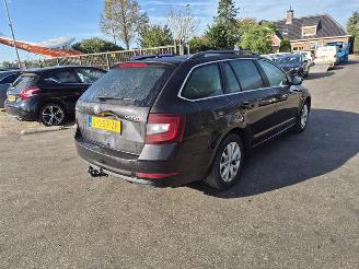krockskadad bil auto Skoda Octavia Combi 1.6 TDi 2020/1