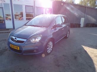 krockskadad bil auto Opel Zafira 2.2 Cosmo 2007/9