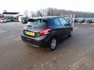 Peugeot 208 1.0VTI 16v picture 4