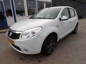 Damaged car Dacia Sandero Laurtate 1.2-16v 2011/10