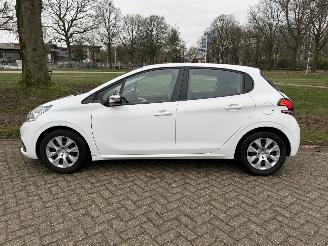 Peugeot 208  picture 2