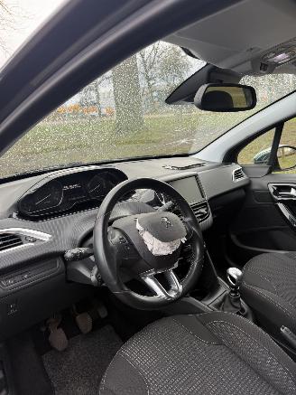 Peugeot 208  picture 16