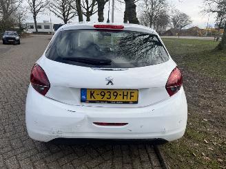 Peugeot 208  picture 4