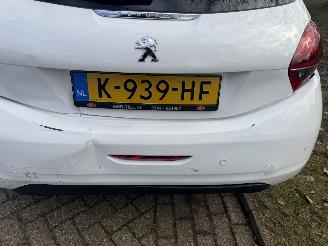 Peugeot 208  picture 10