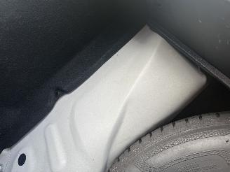 Peugeot 208  picture 13