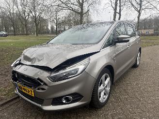 damaged passenger cars Ford S-Max  2016/1