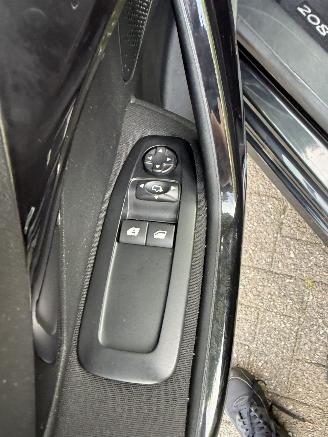 Peugeot 208  picture 14