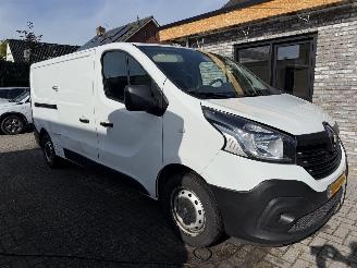 skadebil bedrijf Renault Trafic 2x schuifdeur WB 350cm 92KW NAVI 2017/8