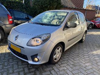Damaged car Renault Twingo 1.2 16v Authentique 2010/4