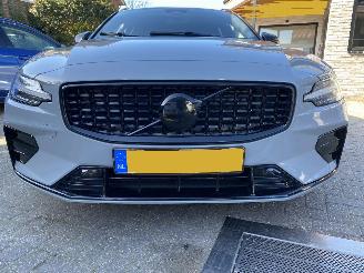 Coche accidentado Volvo V-60 2.0 B4 Plus Bright Mild Hybrid VASTE PRIJS 2023/11