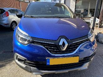 Vaurioauto  passenger cars Renault Captur Version-S 1.3 150PK 4cil 2019/5