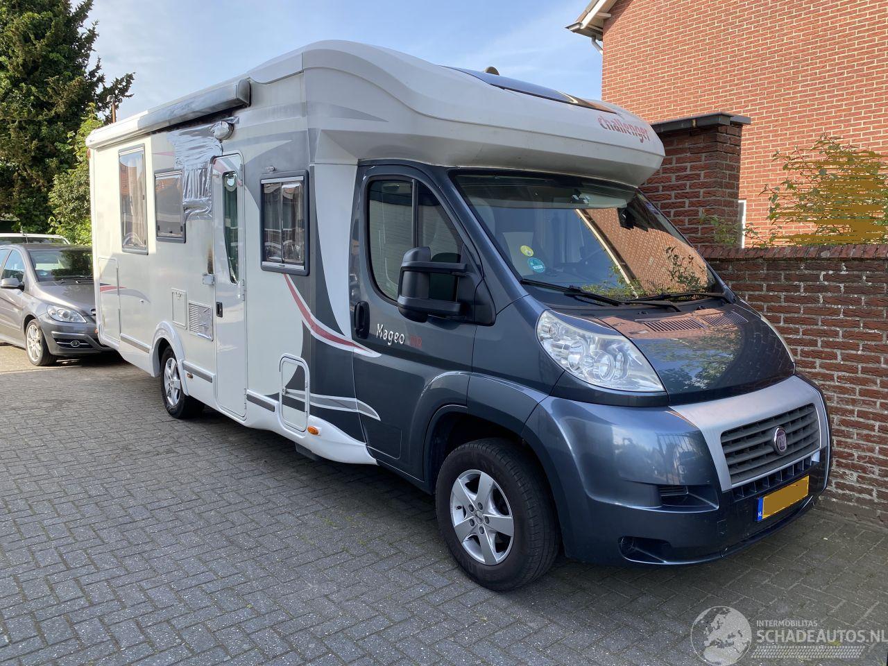 Challenger  Challeger Mageo 118EB/119 Queensbed en hefbed