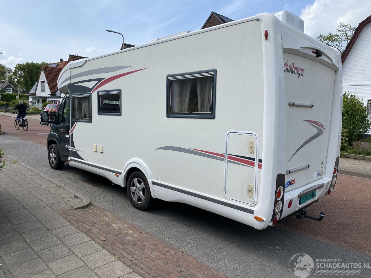 Challenger  Challeger Mageo 118EB/119 Queensbed en hefbed