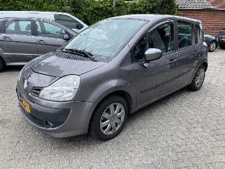 damaged passenger cars Renault Modus Automaat 1.6 82KW KORTE PRIJS. 2010/1