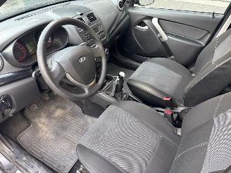 Lada Kalina 1.6 Hatchback  Benzine 1.597cc 72kW (98pk) FWD picture 12