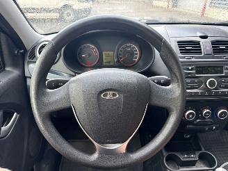 Lada Kalina 1.6 Hatchback  Benzine 1.597cc 72kW (98pk) FWD picture 13
