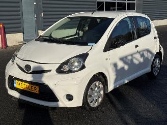 damaged passenger cars Toyota Aygo 1.0 12V VVT-i Hatchback  Benzine 998cc 50kW (68pk) FWD 2013/8