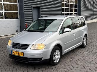 Vaurioauto  passenger cars Volkswagen Touran 1.6 FSI 16V MPV  Benzine 1.598cc 85kW (116pk) FWD 2003/6