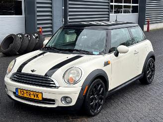 Vaurioauto  passenger cars Mini Cooper 1.6 16V Cooper Hatchback  Benzine 1.598cc 88kW (120pk) FWD 2007/1